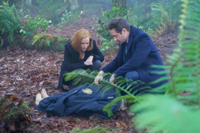 Mulder und Scully neben der Leiche von Emily Mulder und Scully neben der Leiche von Emily