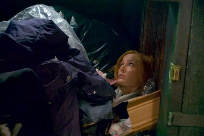 Scully liegt im Müll