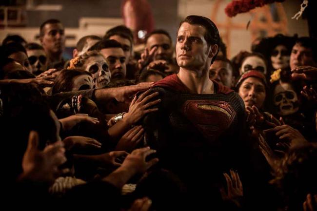Batman v Superman: Henry Cavill ist Superman Batman v Superman: Henry Cavill ist Superman