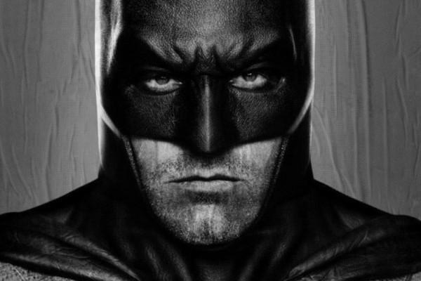Ben Affleck als Batman in dunklem, metallisch wirkenden Kostüm. Ben Affleck als Batman in dunklem, metallisch wirkenden Kostüm.