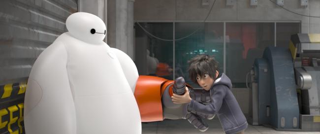 Szenenbild aus Big Hero 6 Szenenbild aus Big Hero 6: Der Arm wird angepasst
