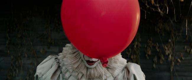 Pennywise hinter einem Ballon Bill Skarsgard als Pennywise