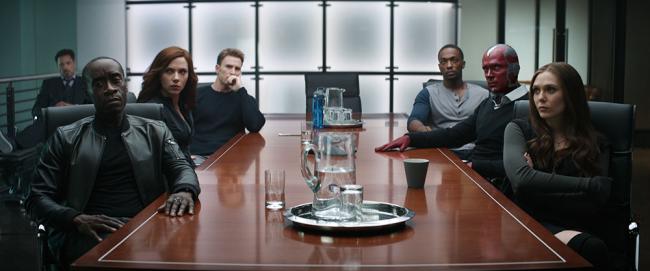 Captain America: Civil War Avengers am Tisch