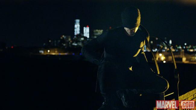 Daredevil in einem schwarzen Ninja-artigen Anzug, dessen Maske die Augen verdeckt