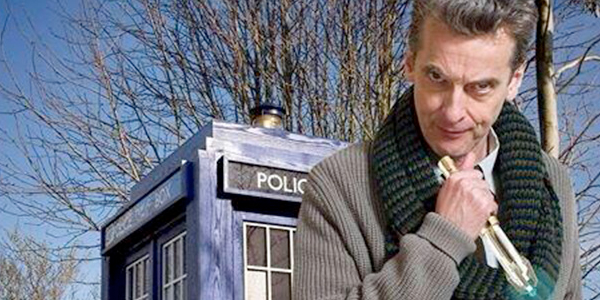 Peter Capaldi vor der TARDIS
