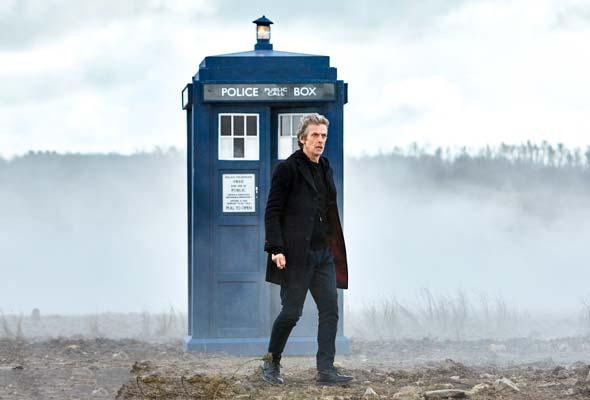 Capaldi vor Tardis in öder Landschaft