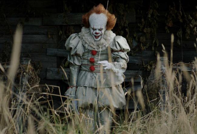 Bill Skarsgard als Pennywise in Stephen Kings Es Bill Skarsgard als Pennywise in Stephen Kings Es