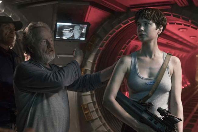 Ridley Scott und Kathrine Waterston bei den Dreharbeiten zu Alien: Covenant