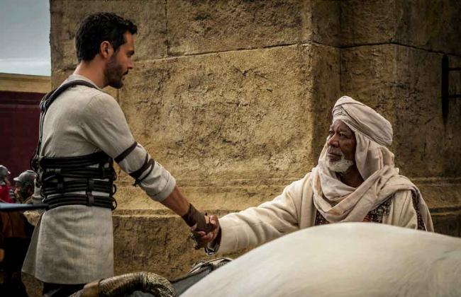Judah Ben-Hur (Jack Huston) und Ilderim (Morgan Freeman) begrüßen sich