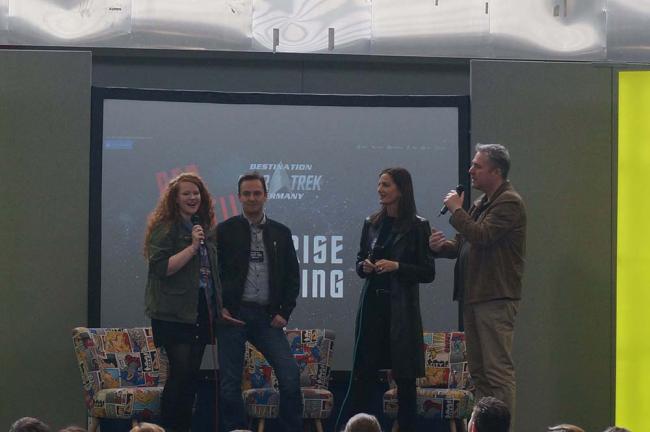 Mary Wiseman, Björn Sülter, Terry Farrell und Mike Hillebrand