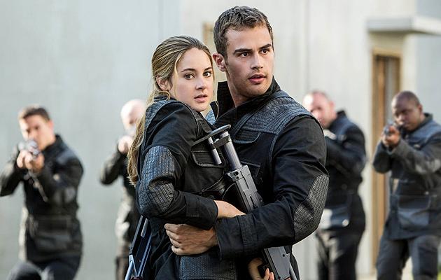 Divergent-Stars in Uniformen und bewaffnet