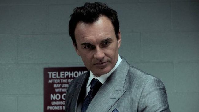 julian_mcmahon_runaways_logo