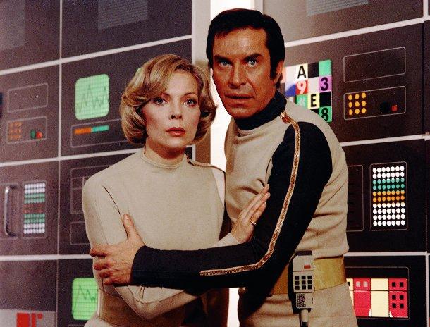 Martin Landau als Captain John Koenig und Barbara Brain als Dr Helena Russell
