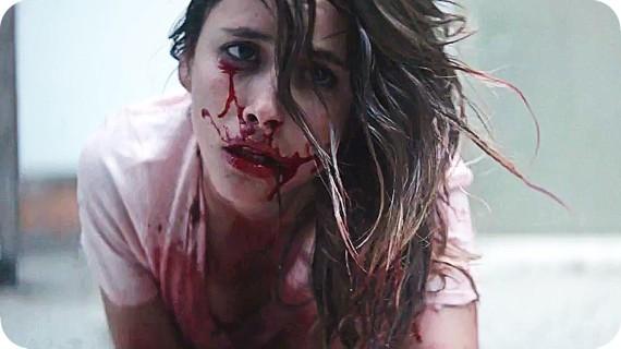 Frau mit blutigem Gesicht Frau mit blutigem Gesicht