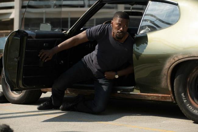Jamie Foxx als Vincent verletzt neben seinem Auto in Sleepless