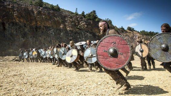 Wikinger im Angriff aus der Serie Vikings von History