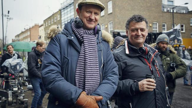 Mark Gatiss und Steven Moffat am Set von Sherlock The Abominable Bride