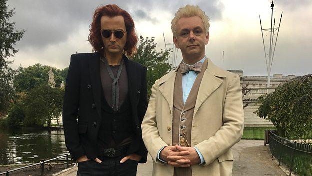 David Tennant und Michael Sheen als Crowley und Erziraphael in Good Omens David Tennant und Michael Sheen als Crowley und Erziraphael in Good Omens