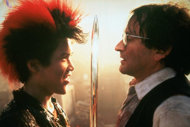 Dante Basco als Rufio und Robin Williams als Peter Pan im Film Hook