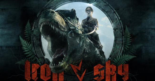 Nazi auf Dinosaurier, der aus Iron Sky LNazi auf Dinosaurier, der aus Iron Sky Logo herauskommtogo herauskommt Nazi auf Dinosaurier, der aus Iron Sky Logo herauskommt