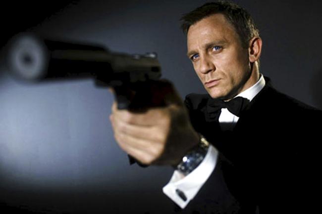 Daniel Craig als James Bond mit Pistole und Schalldämpfer