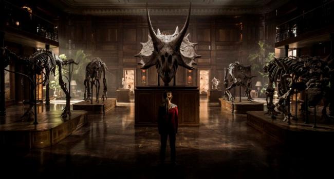 Szenenbild aus Jurassic World 2 - Ein kleines Mädchen alleine im Museum vor Dinosaurierskeletten. Szenenbild aus Jurassic World 2 - Ein kleines Mädchen alleine im Museum vor Dinosaurierskeletten.