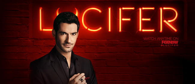 Tom Ellis als Lucifer Morningstar vor Neon-Leucht-Logo der Serie Lucifer Tom Ellis als Lucifer Morningstar vor Neon-Leucht-Logo der Serie Lucifer