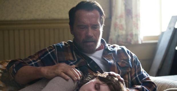 Schwarzenegger sitzt in Wohnzimmer mit Tochter Maggie