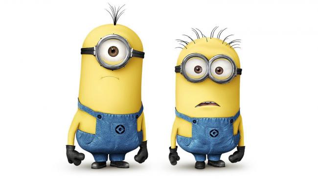 zwei gelbe Minions in Arbeitskleidung und Schutzbrillen zwei gelbe Minions in Arbeitskleidung und Schutzbrillen