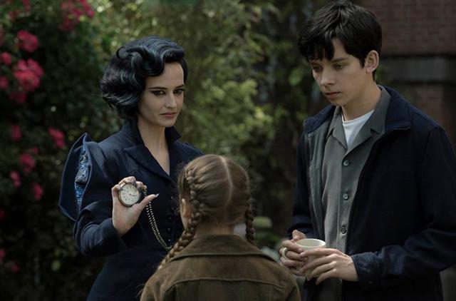 Miss Peregrine's Home For Peculiar Children - dunkel gekleidete Jugendliche zeigt Mädchen mit blonden Zöpfen eine Taschenuhr