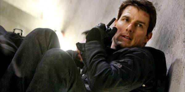 Tom Cruise an Wand sitzend Tom Cruise an Wand sitzend