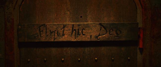 Türaufschrift Finit Hic Deo in The Nun Türaufschrift Finit Hic Deo in The Nun