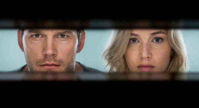 Passengers: Szenenbild mit Chris Pratt und Jennifer Lawrence
