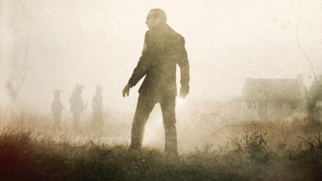 Nicolas Cagee mit dem Rücken zum Betrachter in nebliger Landschaft Nicolas Cagee mit dem Rücken zum Betrachter in nebliger Landschaft