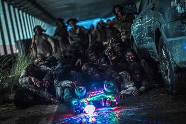 Die Zombies reagieren auf das ferngesteuerte blinkende Spielzeugauto