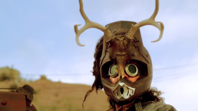 Endzeittyp mit Geweih und dunkler Schutzbrille