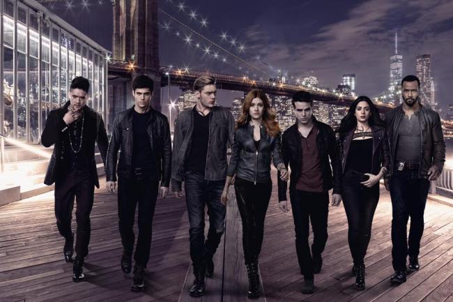 Die Hauptcharaktere auf Promobild für die 2. Staffel Shadowhunters