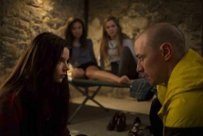 Szenenbild aus M. Night Shyamalans Split (2017) Szenenbild aus M. Night Shyamalans Split (2017)