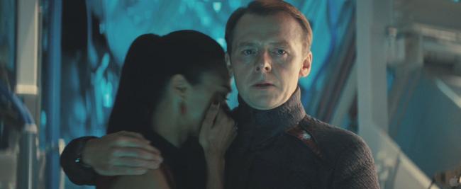 Simon Pegg mit Zoe Saldana in Star Trek Into Darkness