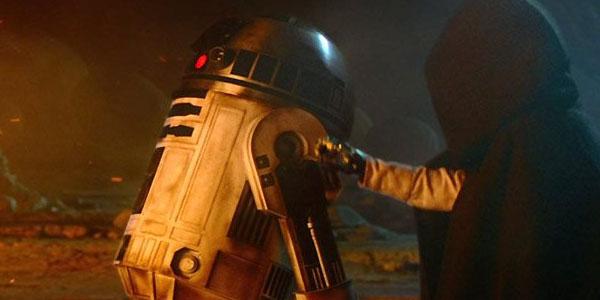 Luke Skywalker und R2D2 in STar Wars: Das Erwachen der Macht