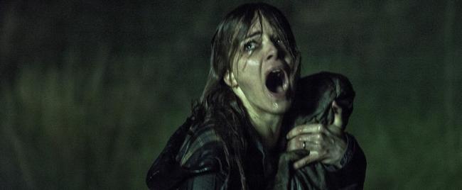 Schreiende Frau mit Baby in nächtlichem Regen Schreiende Frau mit Baby in nächtlichem Regen