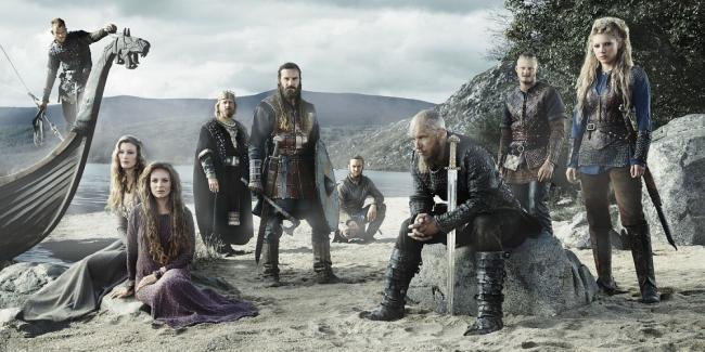 Der Cast der History-Serie Vikings mit Wikingerschiff Der Cast der History-Serie Vikings mit Wikingerschiff