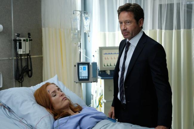 Mulder am Krankenhausbett von Scully in My Struggle III