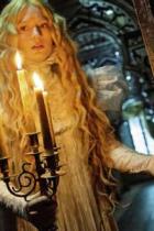 Mia Wasikowska mit Kerzenleuchter in der Hand und verängstigtem Blick