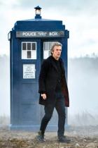 Capaldi vor Tardis in öder Landschaft