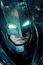 Ben Affleck als Batman in dunklem, metallisch wirkenden Kostüm und leuchtenden Augenschlitzen
