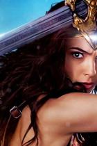 Wonder Woman: Gal Gadot greift im neuen Foto zum Schwert