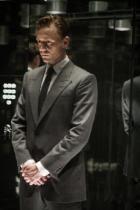 Tom Hiddleston als Cyborg-Steuerfahnder in der Verfilmung von Hard Boiled