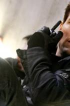 Tom Cruise an Wand sitzend