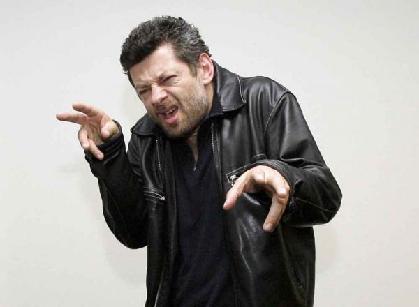 Andy Serkis: Du spielst den Punkrocker Ian Dury in Sex & Drugs & Rock & Roll. Hast du einen besonderen Tanzstil? Andy Serkis: Du spielst den Punkrocker Ian Dury in Sex & Drugs & Rock & Roll. Hast du einen besonderen Tanzstil?